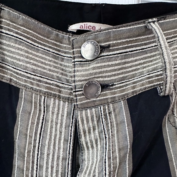 Alice + Olivia Cropped Striped Pants. Size 0 - Picture 8 of 12